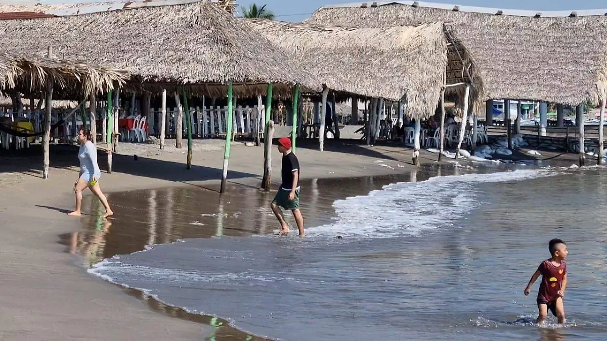 bañistas en playa de tapachula 